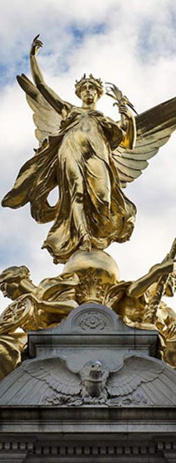 victoria memeorial at buckingham palace